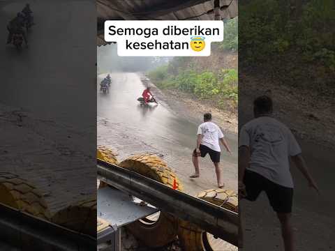 Terjatuh saat turunan jalan licin #motorcycle #remcakram #terjatuh #tergelincir #turunan #shorts