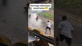 Download lagu Terjatuh saat turunan jalan licin #motorcycle #remcakram #terjatuh #tergelincir #turunan #shorts mp3