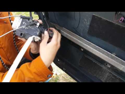 Как поменять дверной замок  в AUDI A6 [ AUDI 100 C4 ]