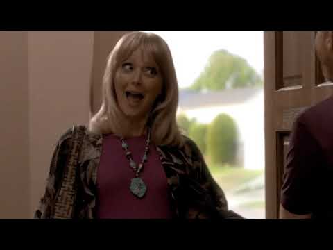 Modern Family 1x04 - DeDe visits Mitchell and Cameron