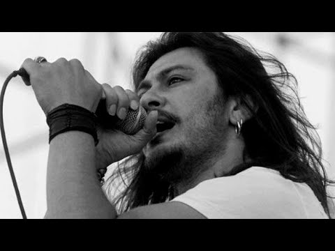 tepede beyaz bir saray, sarayda soytarı bir kral