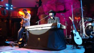 Craig Campbell performing When Ends Don&#39;t Meet