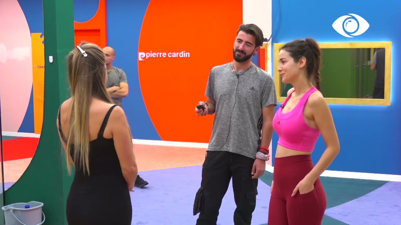 Jeni puthur?/ Olta ngacmon Diolën dhe Xhonin