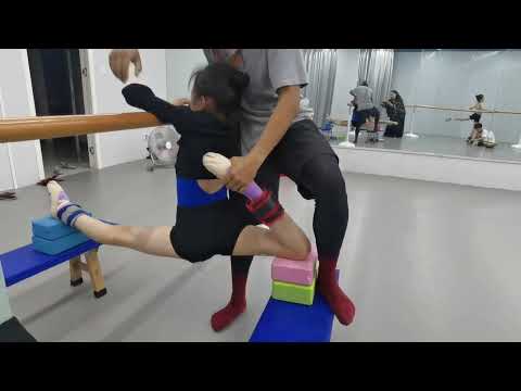 leg stretching painful training 😔