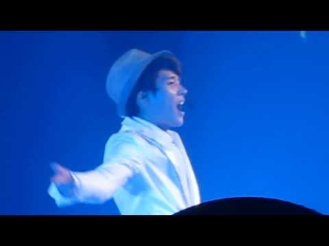 130831 INFINITE Woohyun (Solo Perform) Gave a Flower Bouquet to a Lucky Fan @ OGS INA [FANCAM]