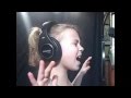 Девочка поёт очень классно песню Christina Aguilera 