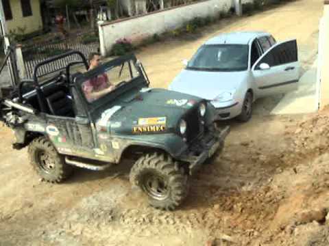Lando véio subindo o barranco no Jeep