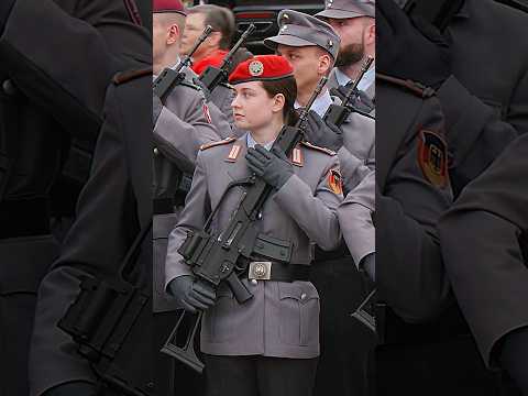 Achtung präsentiert! 🦅🇩🇪 Ehrenzug OSH Dresden #bundeswehr #militär #tradition #soldaten #parade