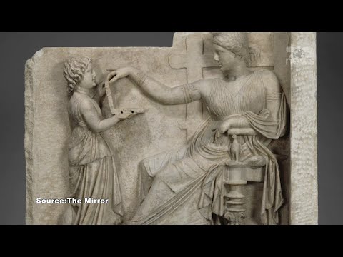 Top News-Statuja e lashtë greke trondit studiuesit/Një grua në antikitetin e lashtë përdor laptopin