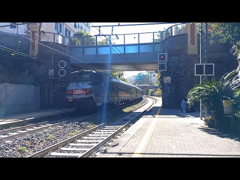 Transiti, arrivi e partenze alla stazione di Genova Pegli