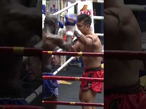 MUAY THAI 101: Jab-Jab-Hook-Cross-KICK! #muaythai #boxing #phoenixchampionship