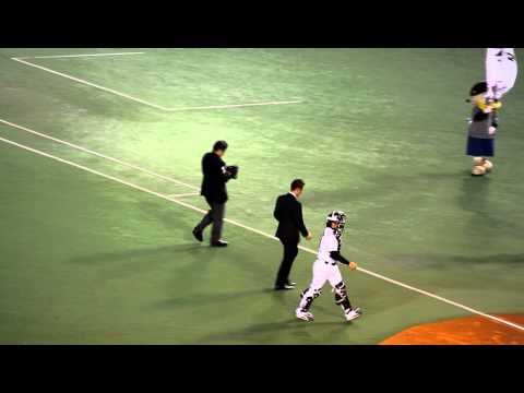 2010.11.04 Nippon Series Game 5 - Tomohiro Kuroki Ceremonial 1st pitch