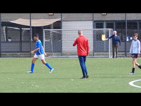 De scheids overrulet de grens, goal VVJ telt. 0-1.