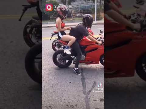 Como hacer para que te abraze una chica en la moto😂