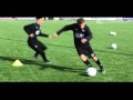 Basisvaardigheden AZ Voetbalschool: 1 4 Meenemen: Wegdraaien buitenkant voet in de ruimte
