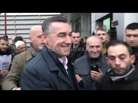 Veseli kthehet nga Haga, pritet me lule në aeroport - 11.12.2019 - Klan Kosova