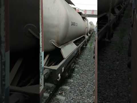 W3 631 සමග හිස් ඉන්ධන ප්‍රවාහන ගැල් රැගෙන කොළඹ යන කටුනායක ඔයිල ජාඇල පසු කරමින් 2022/03/22