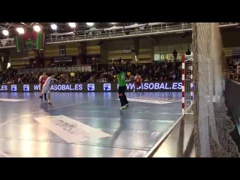 Juanin García lanzando un penalti ante el Granollers