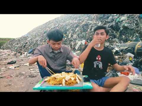 Makan Mie Di Pembuangan Sampah