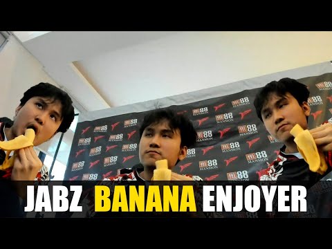 Jabz casually enjoying a banana