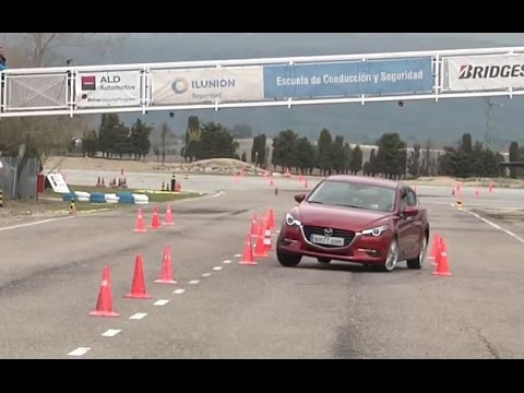 Mazda 3 2017 – Maniobra de esquiva (moose test) y eslalon | km77.com
