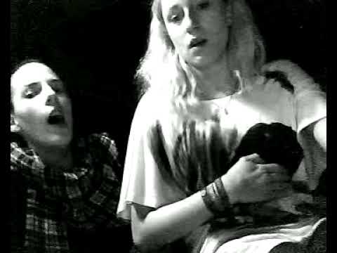 mädels beim wettrülpsen