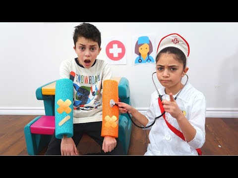 Heidi & Zidane अस्पताल खेलते हैं। हेदी ने जिदान को चंगा किया