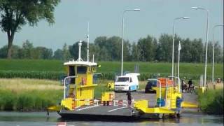 preview picture of video 'Departing on the ferry (Heusden in Brabant (NL))'