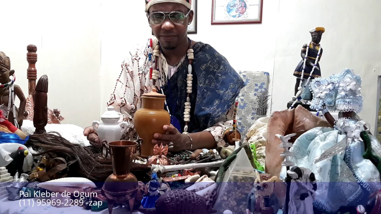 Pai Kleber de Ogum fala sobre as quartinhas e seus cuidados .