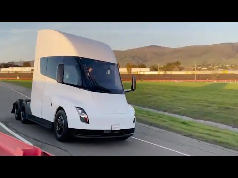 テスラのセミトラックがサーキットで走行テスト。テスラはEVトラックも開発中（動画）