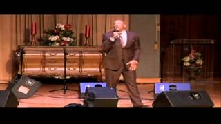 Brian Courtney Wilson performs "Awesome God" at Walt Baby Love concert - Music World Gospel