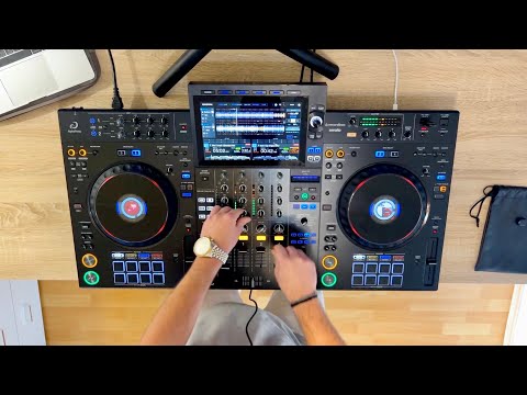 This is a real DJing House Mix (Mistakes, Acapellas, Scratching, 3 Decks)