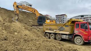 Hyundai Excavator Yükleme yapıyor