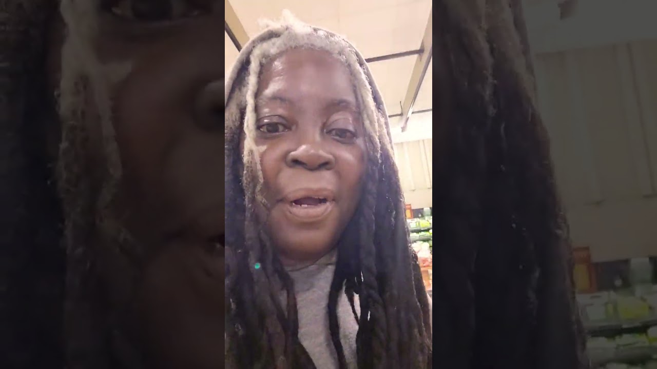 Attention MalWart Shoppers!! Navel Oranges 4 Sale!! 🍊🧡 #foodiegifts #yourewelcome ✌🏿