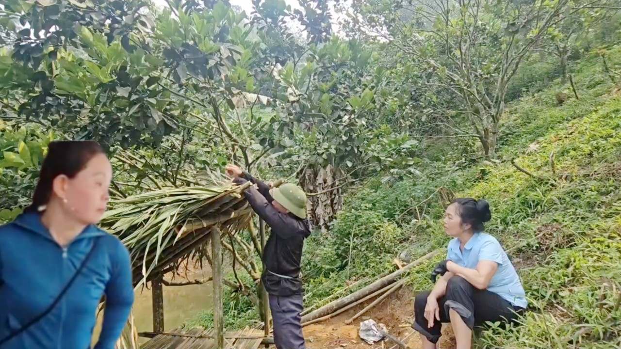 Huong's mother forbade him from telling Hue that Tuyet was his wife.