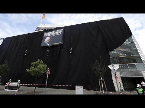 Aktion gegen Kohleenergie: Greenpeace-Aktivisten hüllen CDU-Zentrale schwarz ein