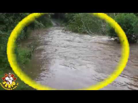 Rio Juquiá transborda e invade a Estrada dos Carmos