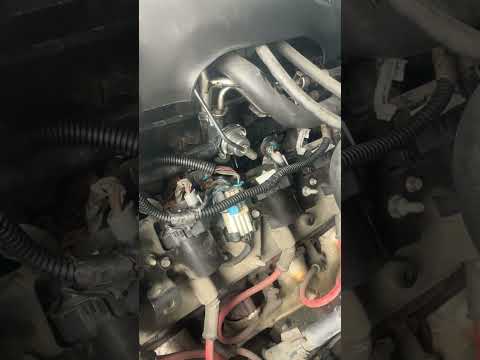 Gas leak at the fuel pressure regulator #carrepair #fixed