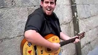 Míguel tocando Llamando a la Tierra, de M-Clan, en las calles de MADRID