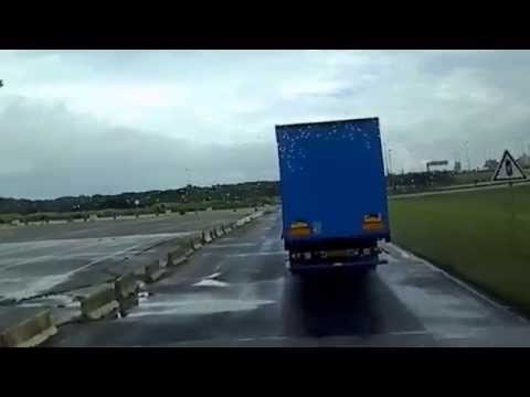 Imigranci w Calais atakują ciężarówki 