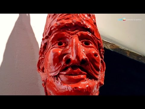 Pigmentazione di età su un trattamento di faccia La decolorazione di crema da pigmentazione da lentiggini