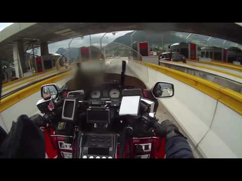 Motociclista Umilia i poliziotti che non conoscono la legge