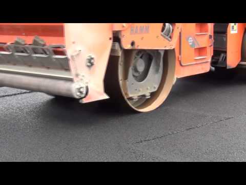 Budowa autostrady A4 Tarnów - Dębica (rozkładanie warstwy wiążącej).