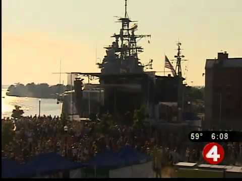 Court Yard Hounds play free show