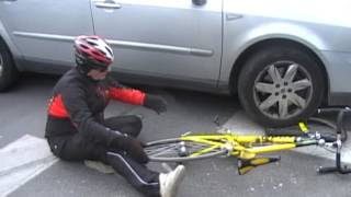 preview picture of video 'Terrible accident de la route à Aulnay-sous-Bois avec un cycliste renversé'