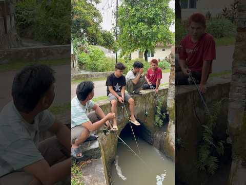 Kalian kalo mancing sama temen suka nyari tempat yang aneh aneh juga ga #shorts #lucu #kocak
