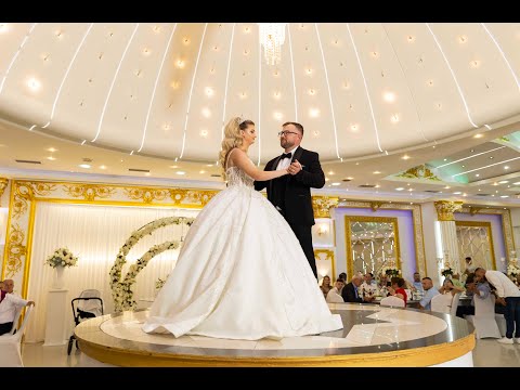 Shoqeria merr vallen ne dasma e  Armand & Daniela (Live nga Adriatik Bejko)