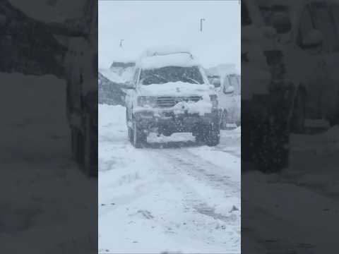 Дорога Верхний Ларс-Казбеги.  Снегопад и машины на перевале Гудаури.
