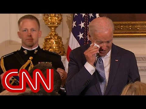 奧巴馬的驚喜讓喬-拜登淚流滿面。 (Obama's surprise brigs Joe Biden to tears)