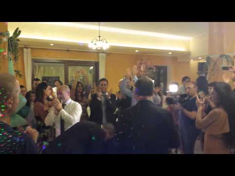 INGRESSO SPOSI E INVITATI SORPRENDENTE CON BALLO FINALE ANIMAZIONE MATRIMONI FRANCESCO BARATTUCCI